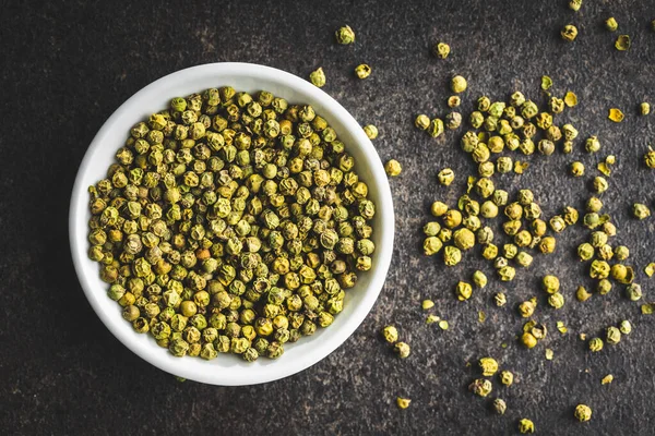 Pipocas Verdes Secas Pimenta Verde Seca Tempero Boliche Uma Mesa — Fotografia de Stock