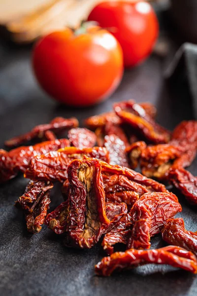 Tomates Secados Sol Sobre Una Mesa Negra —  Fotos de Stock