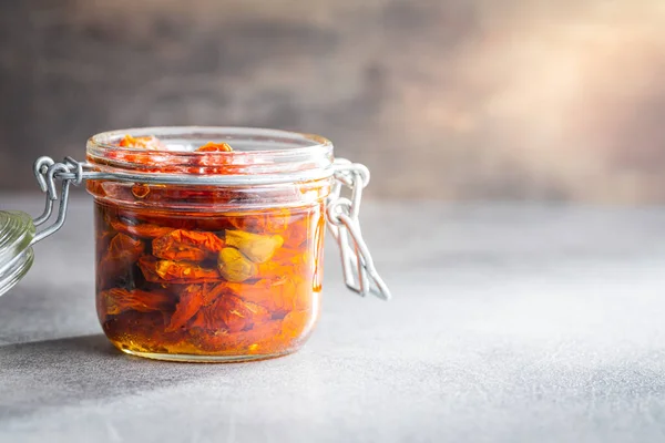晒干的番茄 在厨房桌子上的罐子里挑出来的西红柿 — 图库照片