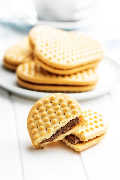 Sandviç Kurabiyeleri Güzelmiş Beyaz Bir Masada Kakao Kremalı Bisküviler — Stok fotoğraf