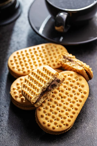 Sandviç Kurabiyeleri Güzelmiş Mutfak Masasında Kakao Kremalı Bisküviler — Stok fotoğraf