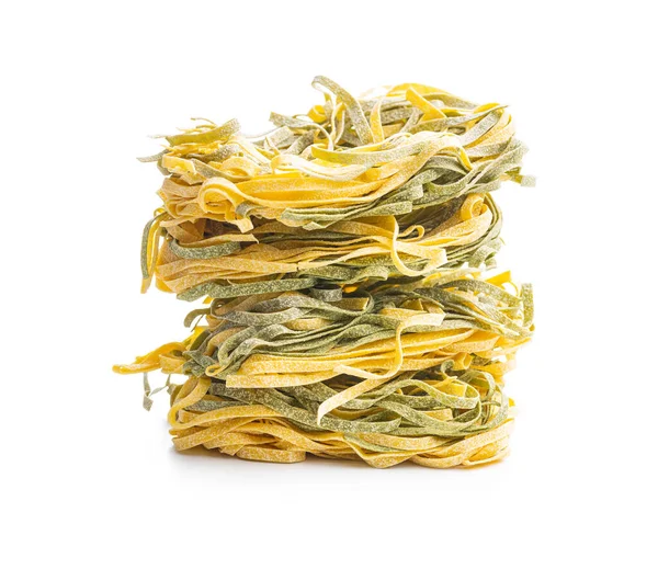 Pasta All Uovo Noodles Nido Con Sapore Spinaci Isolato Sfondo — Foto Stock