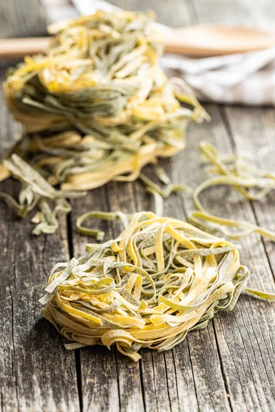 Pasta All Uovo Noodles Nido Con Sapore Spinaci Tavolo Legno — Foto Stock