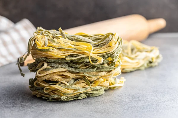 Pasta All Uovo Noodles Nido Con Sapore Spinaci Tavolo Cucina — Foto Stock