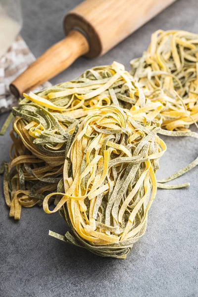 Pasta All Uovo Noodles Nido Con Sapore Spinaci Tavolo Cucina — Foto Stock