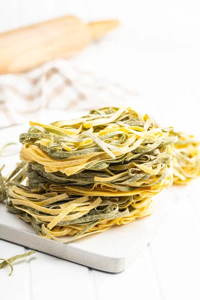 Pasta All Uovo Noodles Nido Con Sapore Spinaci Tavolo Bianco — Foto Stock