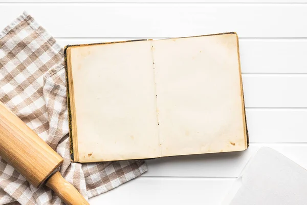Open Blanco Kookboek Antiek Receptenboek Witte Tafel Bovenaanzicht — Stockfoto
