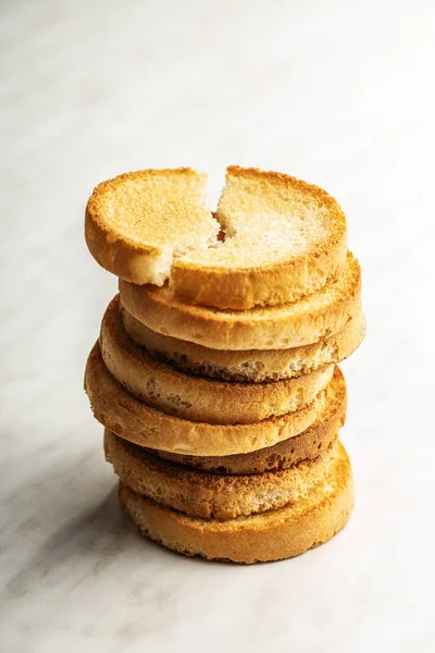Chléb Dietě Křupavé Sušenky Kuchyňském Stole — Stock fotografie