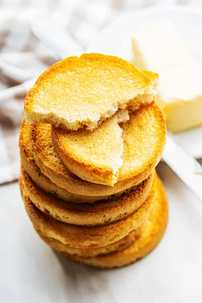 Διαιτητικά Παξιμάδια Ψωμί Ψητά Μπισκότα Στο Τραπέζι Της Κουζίνας — Φωτογραφία Αρχείου
