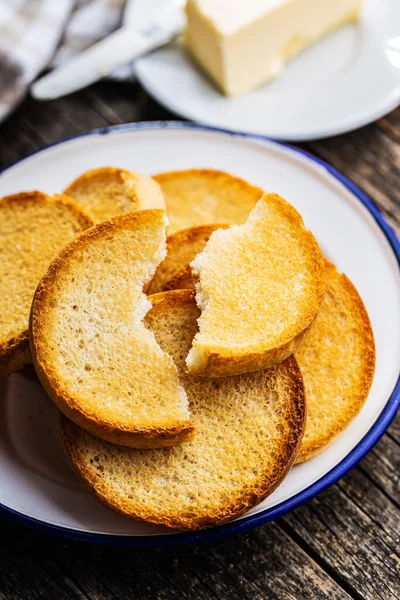 料理はパンを運がいい 木製テーブルの上にクラシービスケット — ストック写真