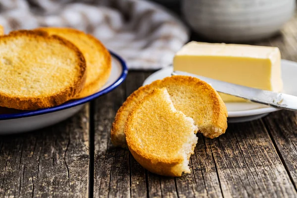Diyet Rusk Ekmeği Ahşap Masada Kabuklu Bisküviler — Stok fotoğraf
