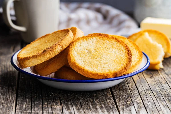 Diyet Rusk Ekmeği Ahşap Masada Kabuklu Bisküviler — Stok fotoğraf