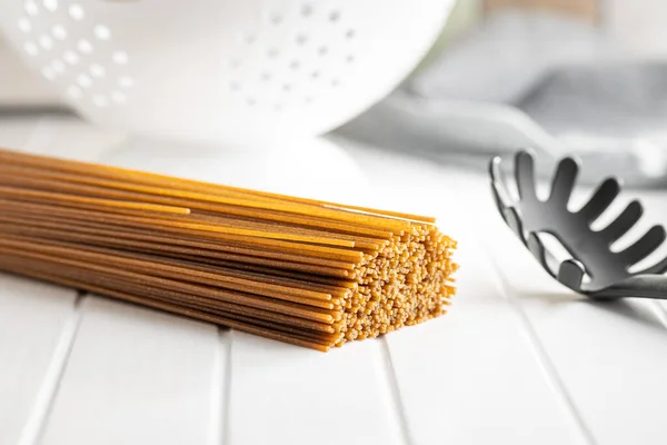 Teljes Kiőrlésű Spagetti Főzés Nélkül Nyers Tészta Egy Fehér Asztalon — Stock Fotó