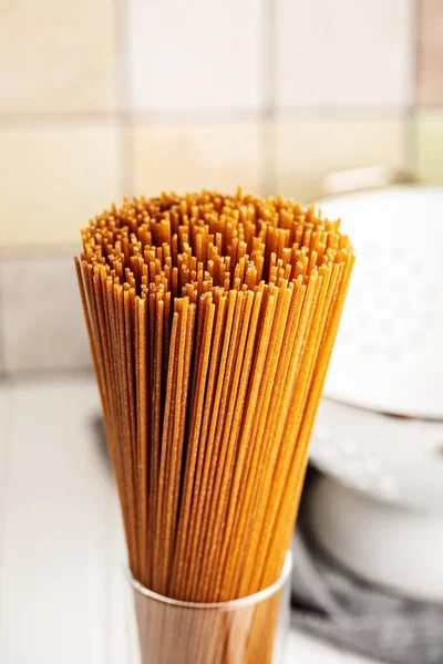 Spaghetti Integrali Crudi Pasta Cruda Una Tazza — Foto Stock