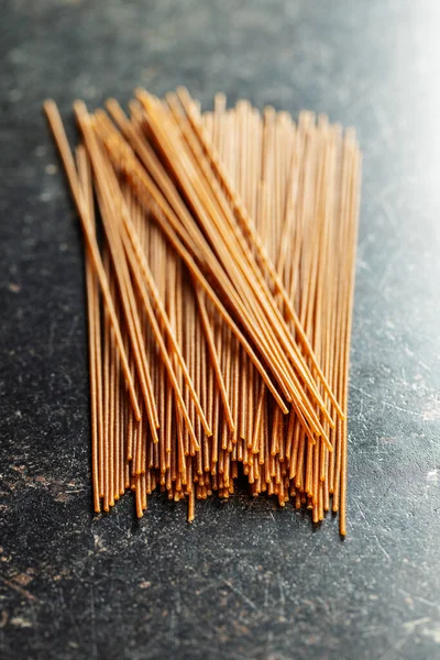 Ongekookte Volkoren Spaghetti Rauwe Pasta Een Keukentafel — Stockfoto