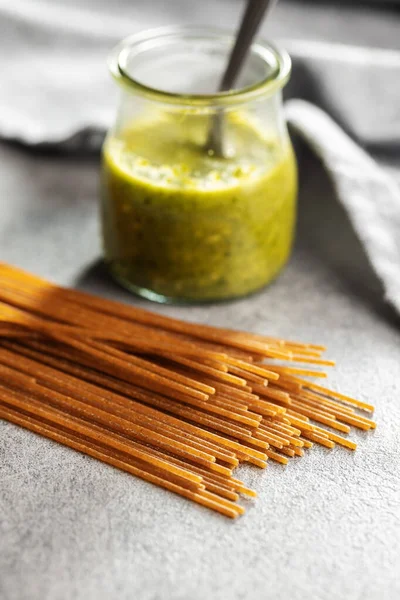 Ongekookte Volkoren Spaghetti Rauwe Pasta Een Keukentafel — Stockfoto