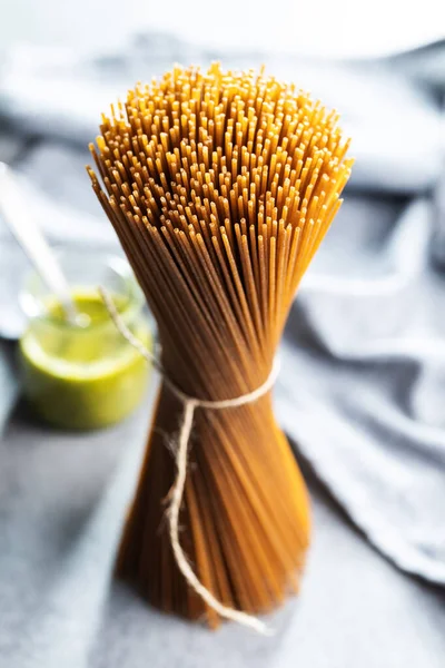 Ongekookte Volkoren Spaghetti Rauwe Pasta Een Keukentafel — Stockfoto