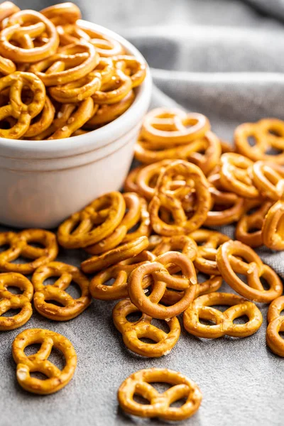 Mini Pretzels Crusty Gezouten Snack Een Keukentafel — Stockfoto