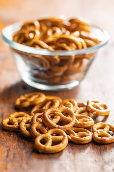 Mini Pretzels Snack Crujiente Salado Una Mesa Madera —  Fotos de Stock