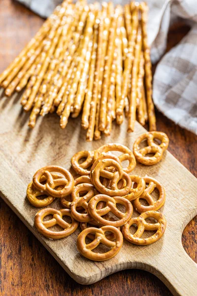 Mini Pretzels Palitos Salados Snack Crujiente Salado Una Tabla Cortar —  Fotos de Stock