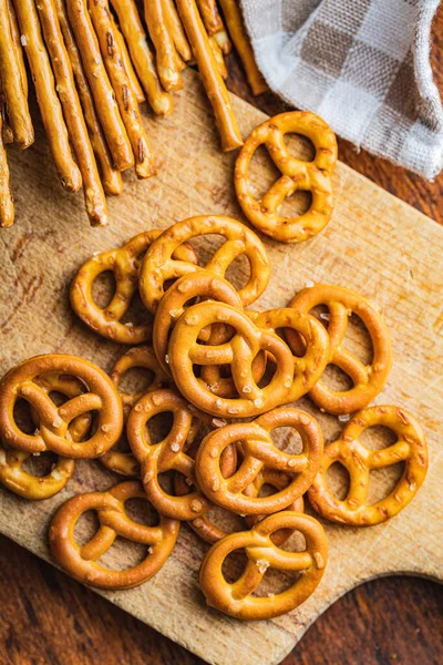 Mini Pretzels Palitos Salados Snack Crujiente Salado Una Tabla Cortar —  Fotos de Stock