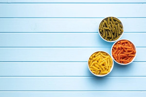 Drei Farben Fusilli Pasta Bunte Italienische Rohe Pasta Schüssel Auf — Stockfoto