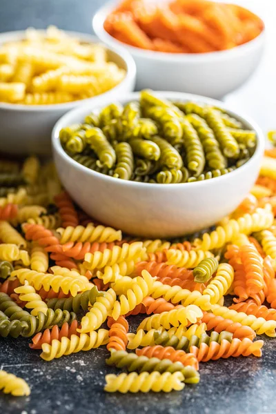 Pasta Fusilli Tre Colori Colorata Pasta Cruda Italiana Sul Tavolo — Foto Stock