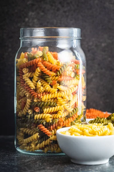 Tre Färger Fusilli Pasta Färgrik Italiensk Pasta Burk — Stockfoto