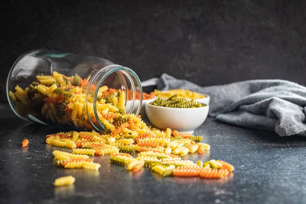 Trzy Kolory Makaronu Fusilli Kolorowy Włoski Surowy Makaron Stole Kuchennym — Zdjęcie stockowe