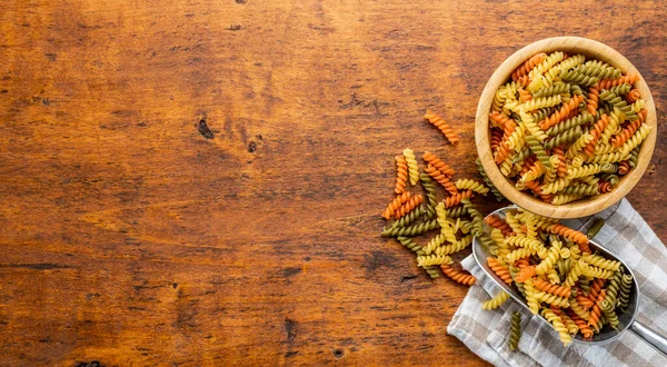 Massa Fusilli Três Cores Massa Crua Italiana Colorida Tigela Mesa — Fotografia de Stock