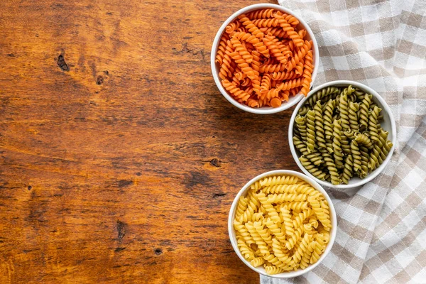 Trei Culori Fusilli Paste Paste Crude Italiene Colorate Castron Masă — Fotografie, imagine de stoc