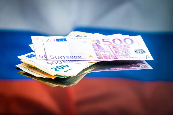 Euro Banknoten Vor Der Russischen Flagge Die Europäische Papierwährung — Stockfoto