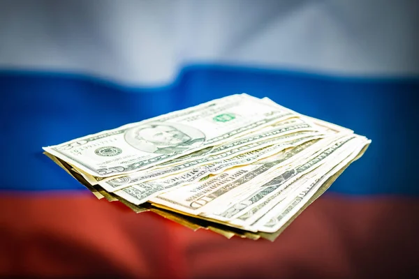 Банкноты Долларах Перед Российским Флагом Бумажная Американская Валюта — стоковое фото