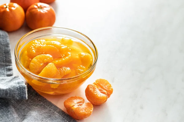 Konzervované Mandarinky Nakrájené Mandarinky Ovoce Misce Kuchyňský Stůl — Stock fotografie