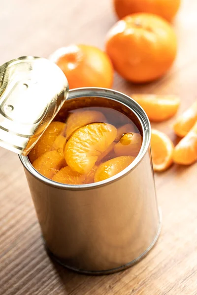 罐装橘子 放在木制桌子上的罐头里的泡菜 — 图库照片