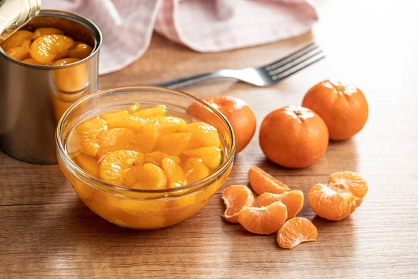 Mandarinenkonserven Eingelegte Mandarinen Der Schüssel Auf Dem Holztisch — Stockfoto