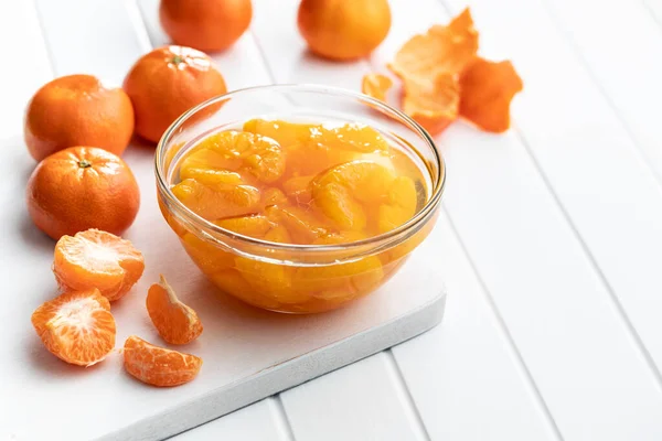 Mandarine Conserve Fruits Mandarines Marinés Dans Bol Sur Table Blanche — Photo