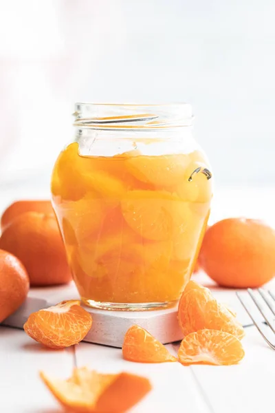 Mandarino Scatola Frutta Mandarino Sottaceto Nel Barattolo Sul Tavolo Bianco — Foto Stock