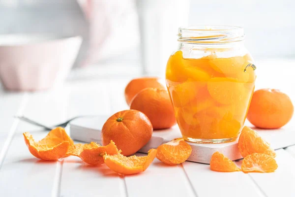 Mandarinenkonserven Eingelegte Mandarinen Glas Auf Weißem Tisch — Stockfoto