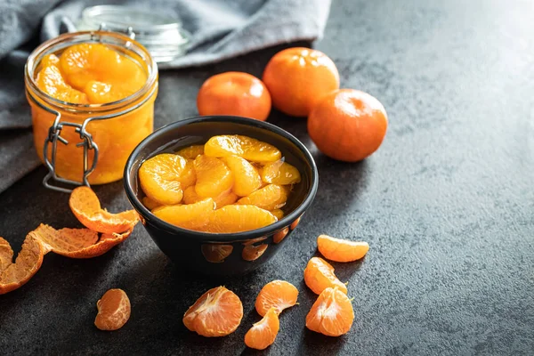 Konzervované Mandarinky Nakrájené Mandarinky Ovoce Misce Černém Stole — Stock fotografie