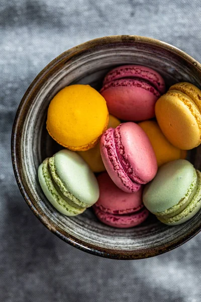 Süße Bunte Macarons Traditionelle Französische Makronen Leckeres Dessert Schüssel Vorhanden — Stockfoto