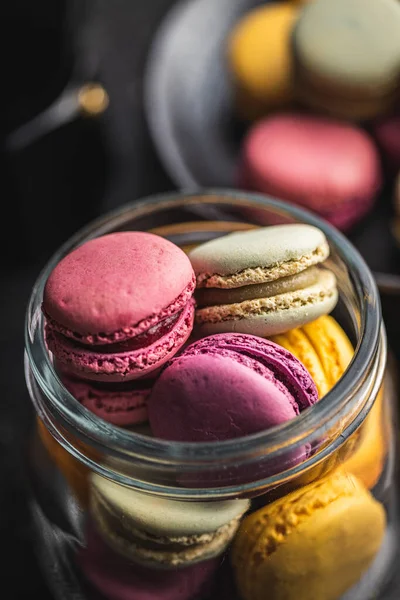 Süße Bunte Macarons Traditionelle Französische Makronen Leckeres Dessert Glas — Stockfoto