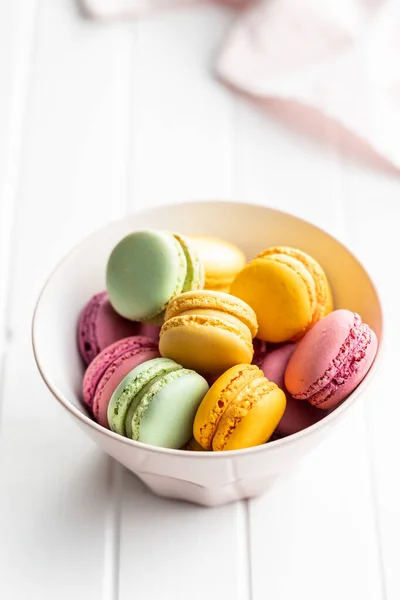 Doce Macarons Coloridos Macaroons Franceses Tradicionais Sobremesa Saborosa Tigela — Fotografia de Stock