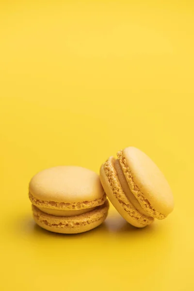 Słodkie Żółte Makarony Tradycyjne Francuskie Makaroniki Smaczny Deser Żółtym Tle — Zdjęcie stockowe