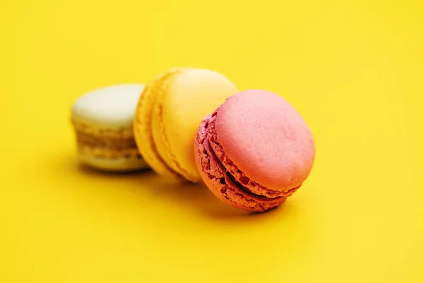 Słodkie Kolorowe Makarony Tradycyjne Francuskie Makaroniki Smaczny Deser Żółtym Tle — Zdjęcie stockowe