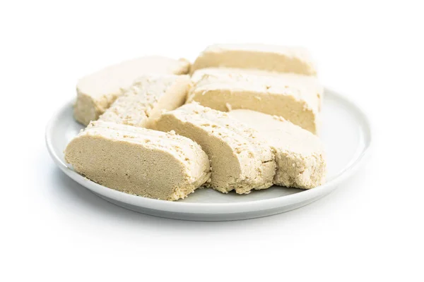 Zoete Tahini Halva Het Bord Turks Dessert Geïsoleerd Een Witte — Stockfoto