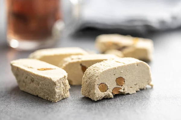 Bademli Tahini Halva Gri Masada Türk Tatlısı — Stok fotoğraf