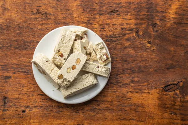 Zoete Tahini Halva Met Amandelen Turks Dessert Een Bord Bovenaanzicht — Stockfoto