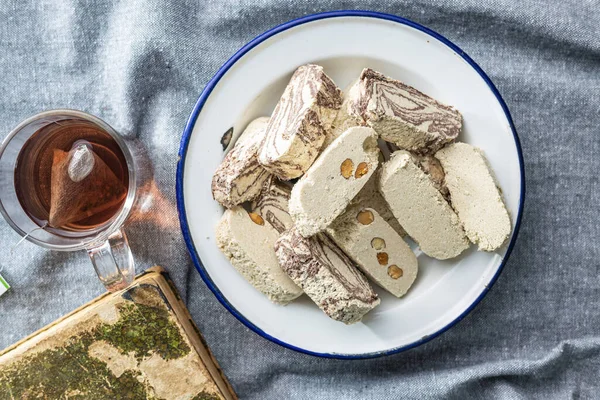 ココア風味とアーモンドと甘いタヒニハルバ プレート上のトルコのデザート トップ表示 — ストック写真
