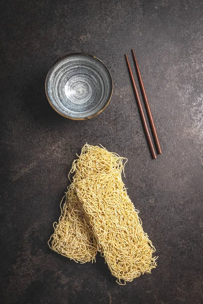 方便面 未煮熟的中国面放在一个黑色厨房桌子上 顶部视图 — 图库照片